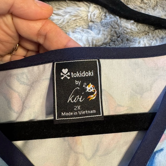 Tokidoki Watercolor Unicorno Print Scrub Top size 2X - Picture 8 of 9